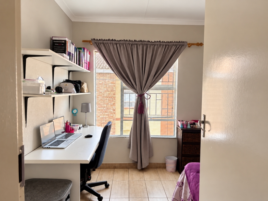 To Let 1 Bedroom Property for Rent in Kannoniers Park North West